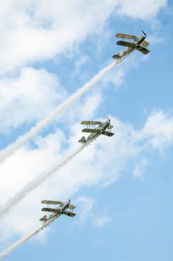 Bir grup uçak havada uçuyor.