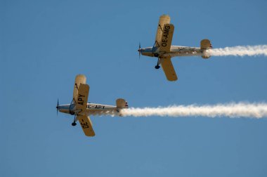Gökyüzünde iki beyaz ve siyah uçak