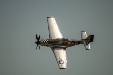 Uçak havada uçuyor.