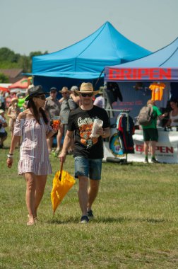 Uluslararası Bieszczeszow sergisindeki insanlar