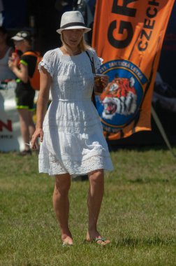 Kız futbol topuyla oynuyor.