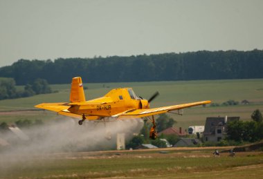 Mavi alanda uçan sarı hava uçağı