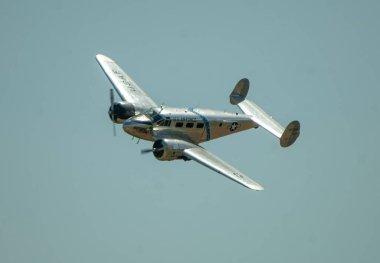 Gökyüzünde uçan uçak