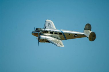Amerikan hava uçakları gökyüzünde uçuyor.