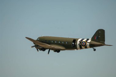 Mavi gökyüzündeki klasik uçak.