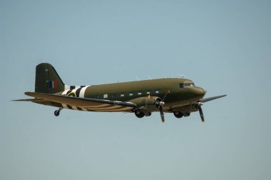 Mavi gökyüzünde eski bir uçak.