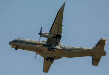 Askeri uçak uçuyor.