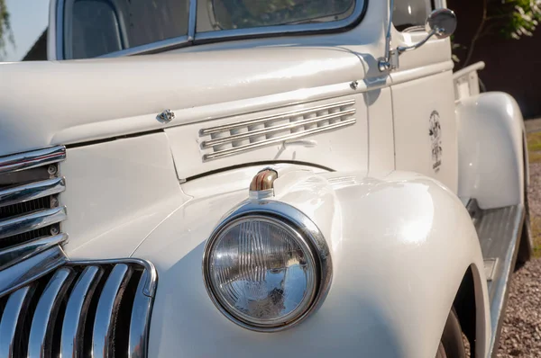 白を基調とした古いヴィンテージカー — ストック写真