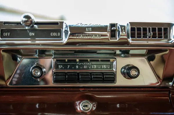 黒を背景に古いヴィンテージラジオ — ストック写真