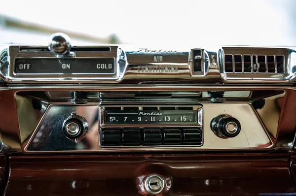 古いファッションボタン付きレトロカーダッシュボード — ストック写真