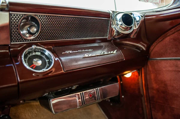 Nahaufnahme Eines Autos Mit Rotem Oldtimer Scheinwerfer — Stockfoto