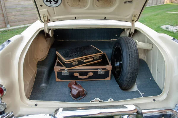 Alter Kofferraum Mit Koffer — Stockfoto