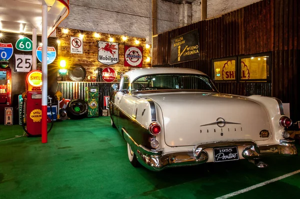 Vintage Classic Cars Parking Lot — Stock Photo, Image