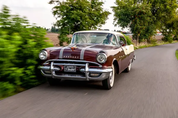 Παλιό Κλασικό Αμερικανικό Αυτοκίνητο Chevrolet Μετατρέψιμο — Φωτογραφία Αρχείου
