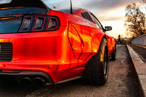 オレンジ色のライトが付いている赤いスポーツ車 — ストック写真