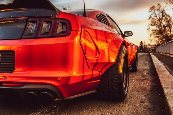 Kırmızı Spor Mustang Yolda — Stok fotoğraf