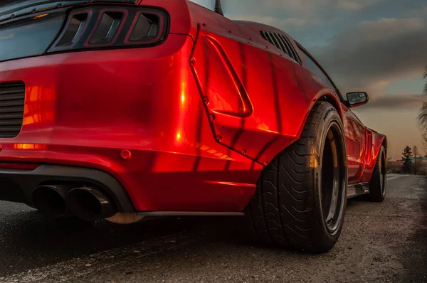 Close ライトとヘッドライト付きの赤いスポーツカーのアップ — ストック写真