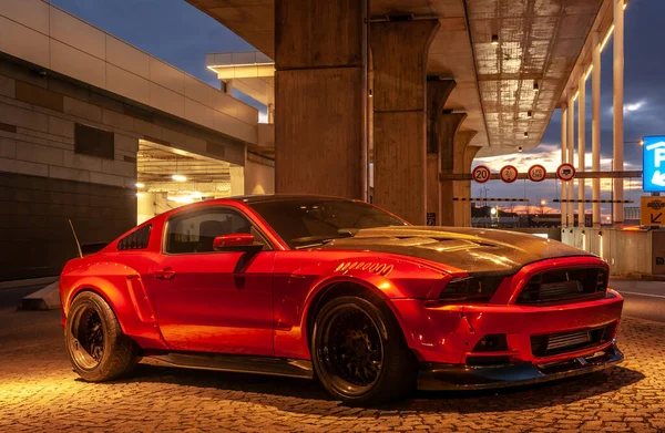 Mustang Vermelho Mustang Estacionamento Carros — Fotografia de Stock