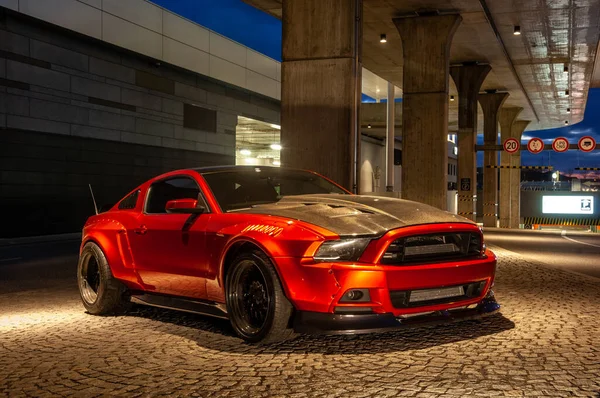 Červený Mustang Před Novou Parkovací Garáží Vysoce Kvalitní Fotografie — Stock fotografie