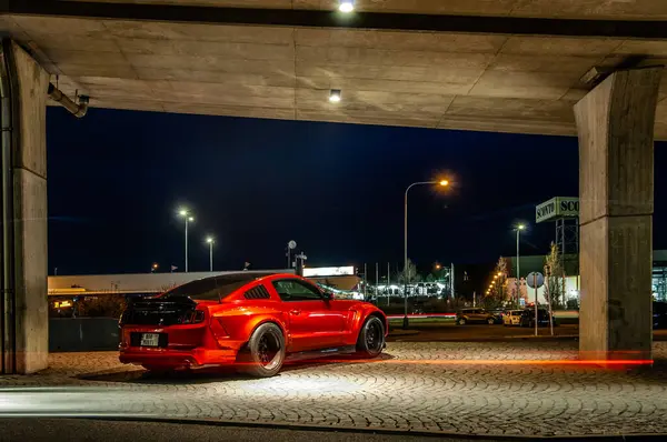 Gece Kırmızı Mustang Mustang — Stok fotoğraf