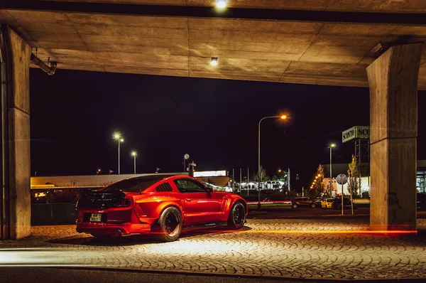 Ein Auto Auf Der Straße Der Nacht — Stockfoto