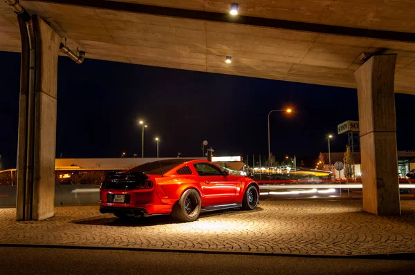 Κόκκινο Αυτοκίνητο Μέσα Στη Νύχτα Φώτα — Φωτογραφία Αρχείου