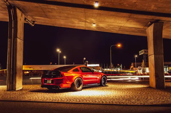 Rode Mustang Parkeerplaats Avond — Stockfoto