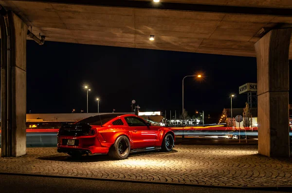 Czerwony Samochód Nocy — Zdjęcie stockowe
