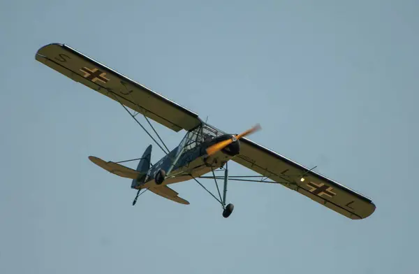 Velho Avião Está Voando Céu — Fotografia de Stock