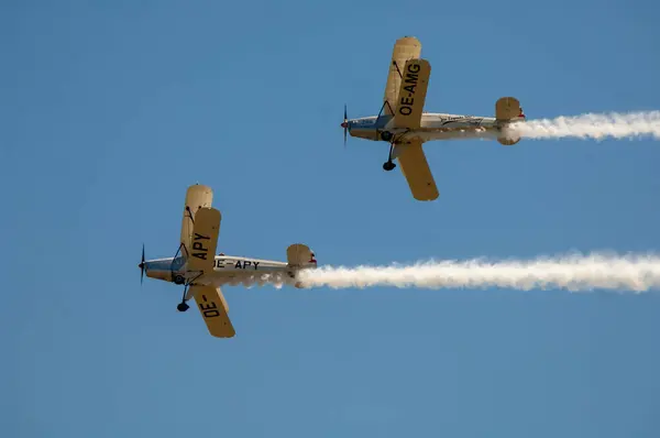 Dwa Białe Czarne Samoloty Niebie — Zdjęcie stockowe