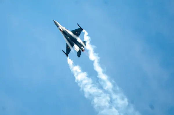 喷气式战斗机在蓝天的云彩上飞行 复制空间 — 图库照片