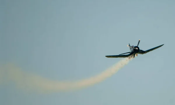 Aerobatický Tým Aerobatických Letadel Kouři Pozadí Oblohy — Stock fotografie