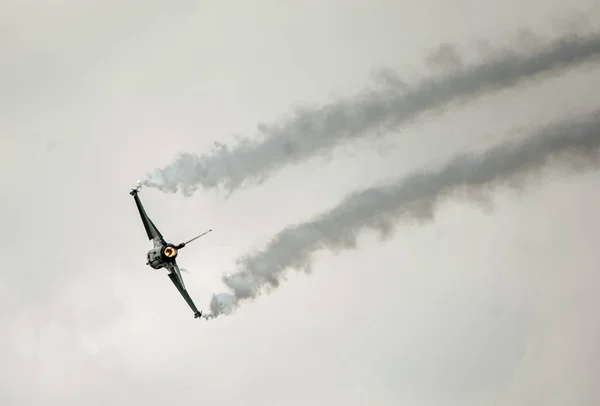 Das Kampfflugzeug Fliegt Bewölkten Himmel — Stockfoto