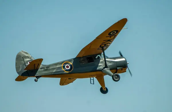 Aeronave Vintage Voando Céu — Fotografia de Stock