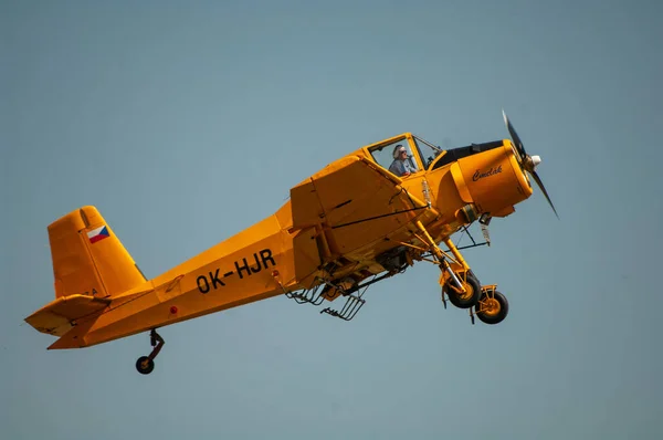 在空中飞行的小型飞机 — 图库照片