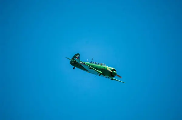 Samolot Leci Błękitnym Niebie — Zdjęcie stockowe