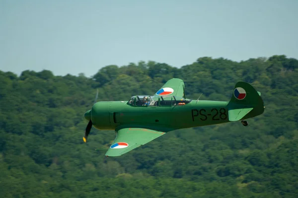 Yeşil Çimlerin Üzerinde Askeri Uçak — Stok fotoğraf