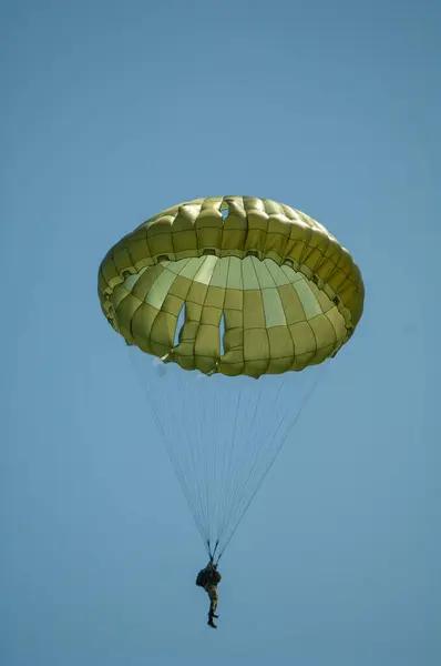 一个戴着降落伞的人 在蓝天的背景下 — 图库照片