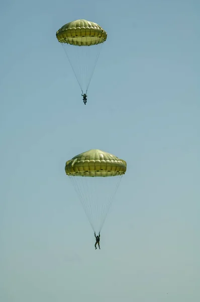 Paracadute Aereo Nel Cielo Blu — Foto Stock