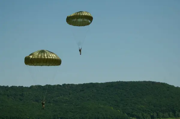 一个大而大的军用气球在空中飞行 — 图库照片