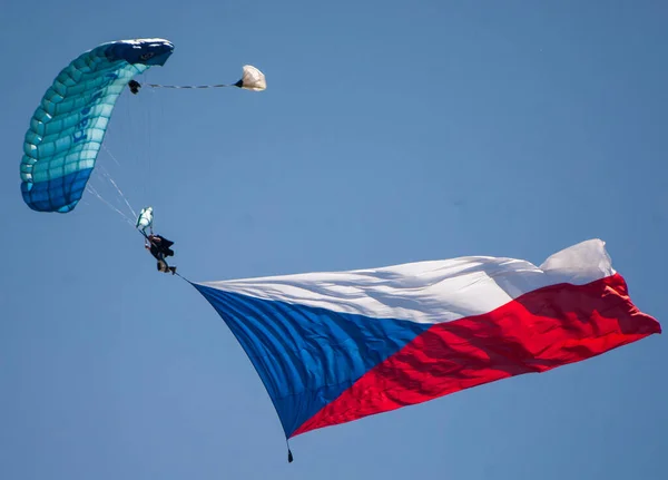 러시아 러시아 파라글라이더는 구름에서 비행합니다 — 스톡 사진