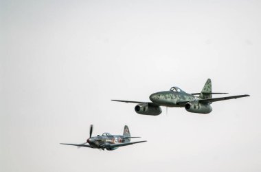 Gökyüzündeki savaş uçağı