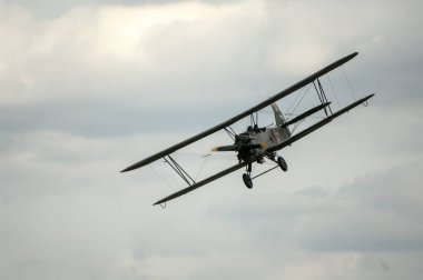 Beyaz bir uçağın yakın çekimi.