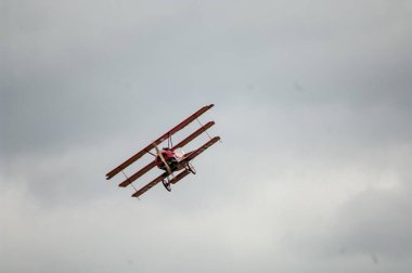 Gökyüzünde uçan uçak