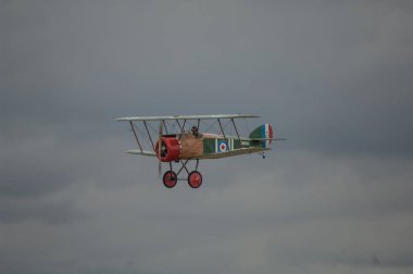 Gökyüzünde eski bir uçak