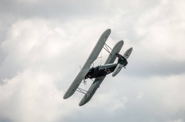 Gökyüzündeki eski uçak.