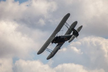 eski uçak gökyüzünde uçan