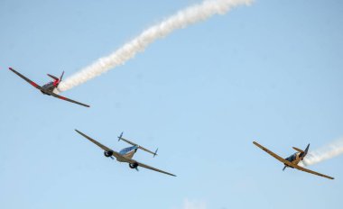 Gökyüzünde uçan uçaklar