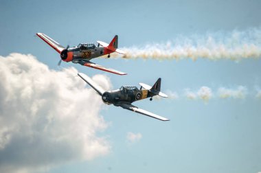 iki kırmızı - uçan uçaklar