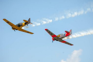 Gökyüzünde uçan iki uçak